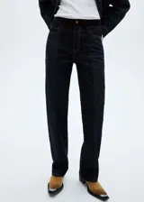 Pantalón de jean azul oscuro, de corte recto, con tiro alto, cinco bolsillos y cierre frontal con cremallera y botón.