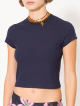 Remera corta azul marino de tela de punto, con escote redondo cerrado y mangas cortas.