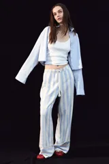 Pantalón de tejido liviano de mezcla de lino y viscosa a rayas celestes y blancas. Modelo de corte holgado con elástico revestido y cordón para ajustar en la cintura. Piernas rectas con bolsillos al bies.