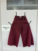 Pantalón de jean color borgoña, de corte extra wide, tiro alto y cinco bolsillos.