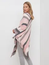 Poncho de tejido de punto color beige y salmón con diseño de rayas diagonales y cuello en V. Presenta terminación con flecos en el ruedo.