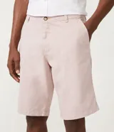 Bermuda masculina de sarga color rosado, con corte recto y bolsillos laterales.
