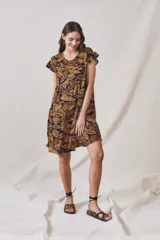 Vestido midi de viscosa con estampado floral en tonos ocre sobre fondo negro. Tiene corte evasé, mangas cortas con volados y largo hasta la rodilla.