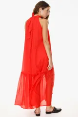 Vestido largo blanco de algodón con cuello halter y falda escalonada con volados.