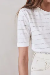 Remera de algodón peinado, color lila, con textura suave y calce al cuerpo.
