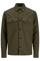 Sobrecamisa de manga larga en color verde militar, con cierre de botón y fit cómodo.