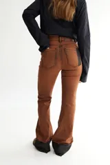 Pantalón jean oxford de tiro alto, color azul oscuro con desgaste en los muslos y rodillas. Presenta alforzas en el delantero y dobladillo en la botamanga.
