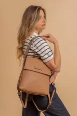 Mochila color verde oliva, tipo cartera, con tapa y doble cierre. Tiene dos compartimentos y división interna, además de un bolsillo trasero con cierre.