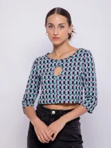Top corto de manga 3/4 con cut out en el pecho y estampado retro en colores vibrantes.