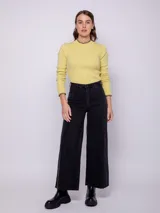 Polera al cuerpo de tejido de punto en color amarillo, con detalles a contra tono en puños y cuello.
