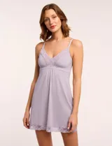 Chemise corta color lila con breteles finos regulables y apliques de encaje en escote y ruedo.