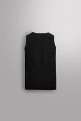 Musculosa deportiva negra de ciclismo, ajustada al cuerpo, con cuello redondo y sisa.