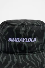 Gorro tipo bucket de tejido técnico con estampado animal print en tonos verde oscuro y negro. Tiene el logo de Bimba y Lola bordado en blanco en el frente.