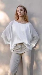 Blusa de seda color blanco, con mangas de gasa y escote bote.