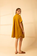 Vestido corto color mostaza, con cuello mao y  cuatro botones de madera, diseño fresco y cómodo.