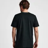 Remera negra de algodón orgánico, manga corta y bolsillo en el pecho.
