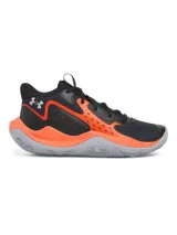 Championes de básquet Under Armour UA GS Jet 23, color negro con detalles en naranja y suela gris. Presentan capellada de malla transpirable y entresuela Micro G para amortiguación.