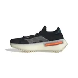 Championes Adidas NMD S1 unisex, color negro con detalles en gris y celeste. Confeccionados con hilo de alto rendimiento que contiene al menos un 50 % de Parley Ocean Plastic y un 50 % de poliéster reciclado.