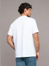 Remera blanca de algodón con cuello redondo y manga corta. Estampado frontal con el logo "ck Calvin Klein since 1968" dentro de un recuadro negro.