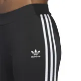Calza Adidas negra con corte ajustado, cintura elástica, perneras acampanadas y tres rayas blancas en los laterales.