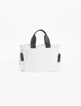 Bandolera blanca de cuero sintético con múltiples bolsillos con cierre. Tiene correa de hombro ajustable y doble asa de mano.