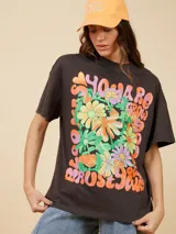 Remera oversize de algodón color gris oscuro con estampado florido en colores vibrantes.