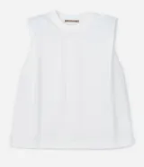 Musculosa blanca sin mangas, modelo muscle tee, con cuello redondo.
