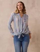 Blusa estampada con cuello a la base, escote en V y botones. Delantera con bolsillo aplicado. Largo de manga regulable con presilla y botón. Terminación anudada opcional.
