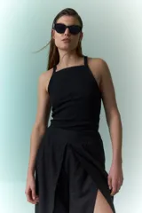 Pantalón negro de lino con tajos laterales amplios.