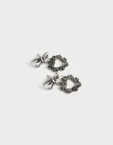 Aros colgantes plateados con pasante de moño y dije de corazón con flores.
