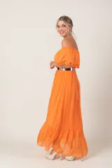 Vestido de gasa de seda natural modelo campesino, con volado en el cuello y cintura ajustable, color naranja.