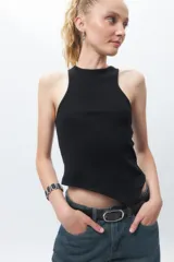Musculosa negra de algodón sin mangas con terminación de pico en diagonal.