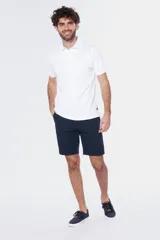 Bermuda de gabardina azul marino, corte recto, con bolsillos laterales y traseros.