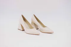 Zapato de tacón color naranja con textura croco, punta fina y tacón cuadrado forrado en cuero. Modelo Felicia New de cuero.