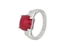 Anillo de plata 925 con piedra natural de rubí rojo y circonias baguette en los costados.