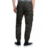 Pantalón cargo color arena de corte slim, con bolsillos laterales con solapa y puños elásticos.