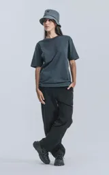 Remera de manga corta color gris oscuro, cuello redondo y calce regular con recorte en la espalda. Confeccionada en algodón premium muy suave al tacto.