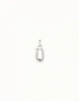 Charm unisex con forma de letra U, fabricado a mano en España con metal bañado en plata.