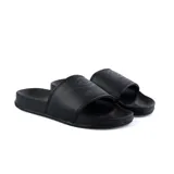 Ojotas Umbro negras con logo de la marca en relieve en la tira.