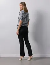 Blusa de gasa estampada color celeste con estampado paisley, marca Ruby Rd. Cuello a la base, escote en v y abertura con botones. Delantera con bolsillos. Largo de manga regulable con presilla y botón. Terminación de ruedo con nudo.