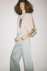 Pantalón de jean azul oscuro, de tiro alto y corte wide leg.