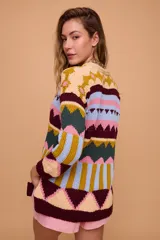 Saco de algodón tejido a mano con jacquard, silueta holgada, escote en V y manga larga. Largo por debajo de la cola con terminaciones con bordado.