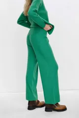 Pantalón verde de punto acanalado, corte recto y tiro alto.