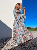 Túnica larga de mangas anchas con estampado de arabescos en tonos celeste, rosa, negro y beige.