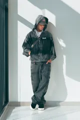 Pantalón jean negro de corte ultra baggy, con bolsillos cargo laterales y textura rústica.