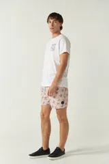 Short de baño estampado con cintura elástica ajustable con cordón, dos bolsillos laterales y uno trasero. Confeccionado en tela ligera de secado rápido y logo bordado.