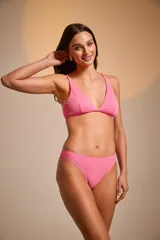 Top de bikini negro con textura acanalada y corte triangular.