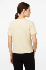 Remera negra de corte clásico con estampado de flor blanca.