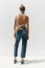 Jeans de tiro alto con cinco bolsillos, efecto lavado y pernera recta.