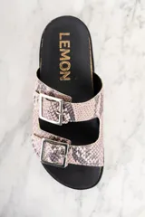 Sandalias con estampado de serpiente, con hebillas plateadas y suela de corcho.